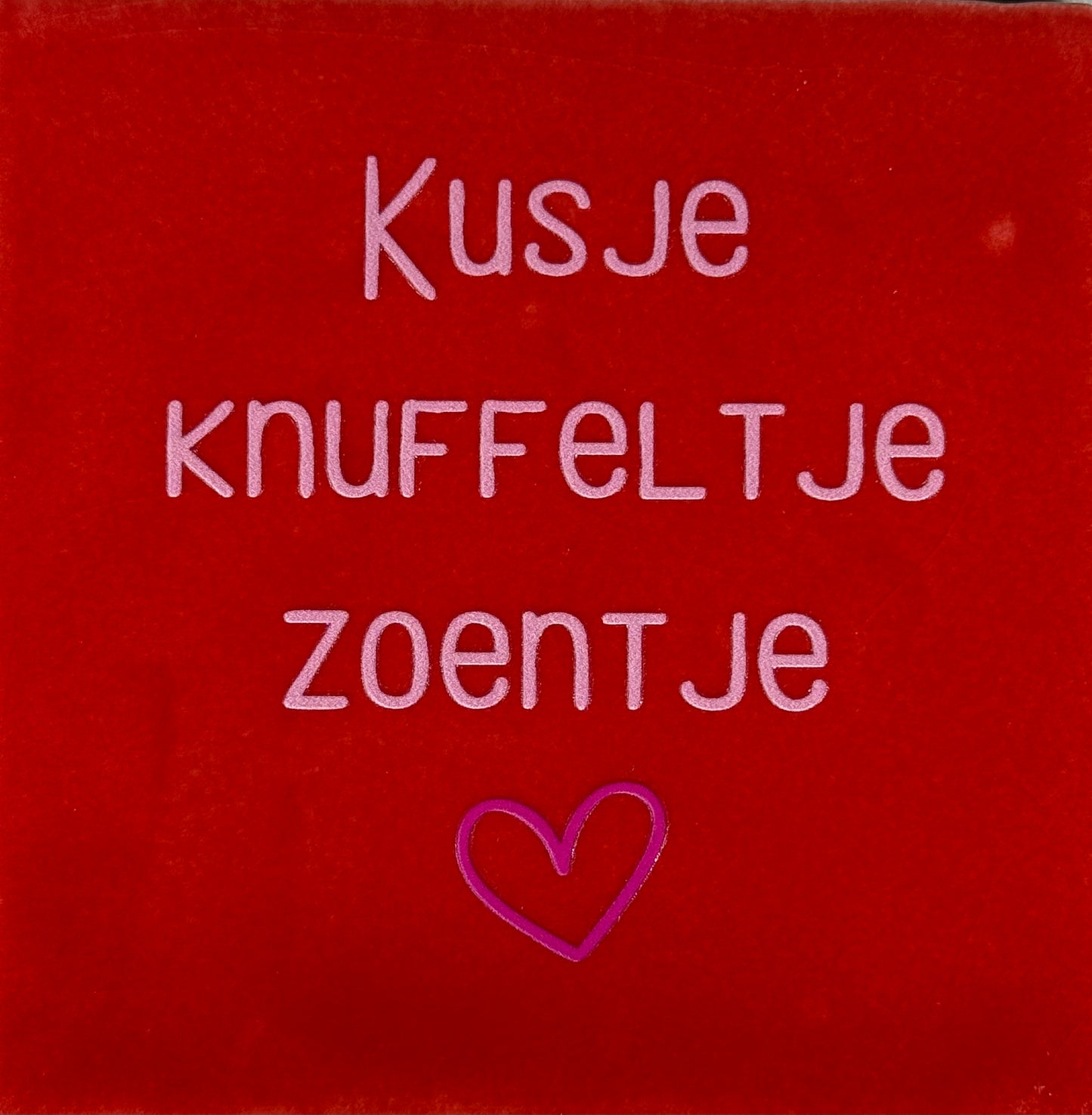 Quote tegeltje 'kusje knuffeltje zoentje' rood/warmroze (knalroze)