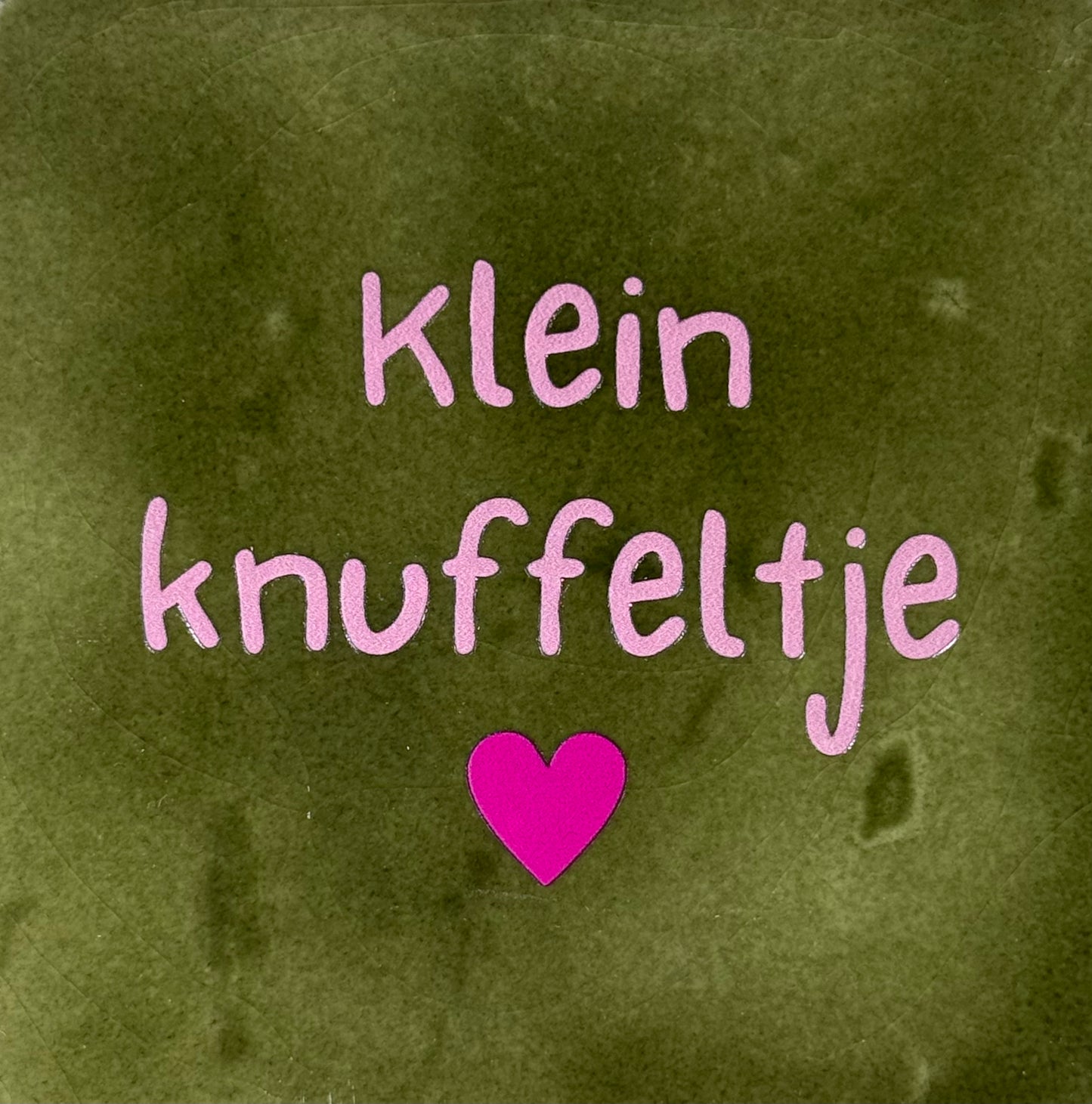 Quote tegeltje 'klein knuffeltje' olijf/warmroze(knalroze)