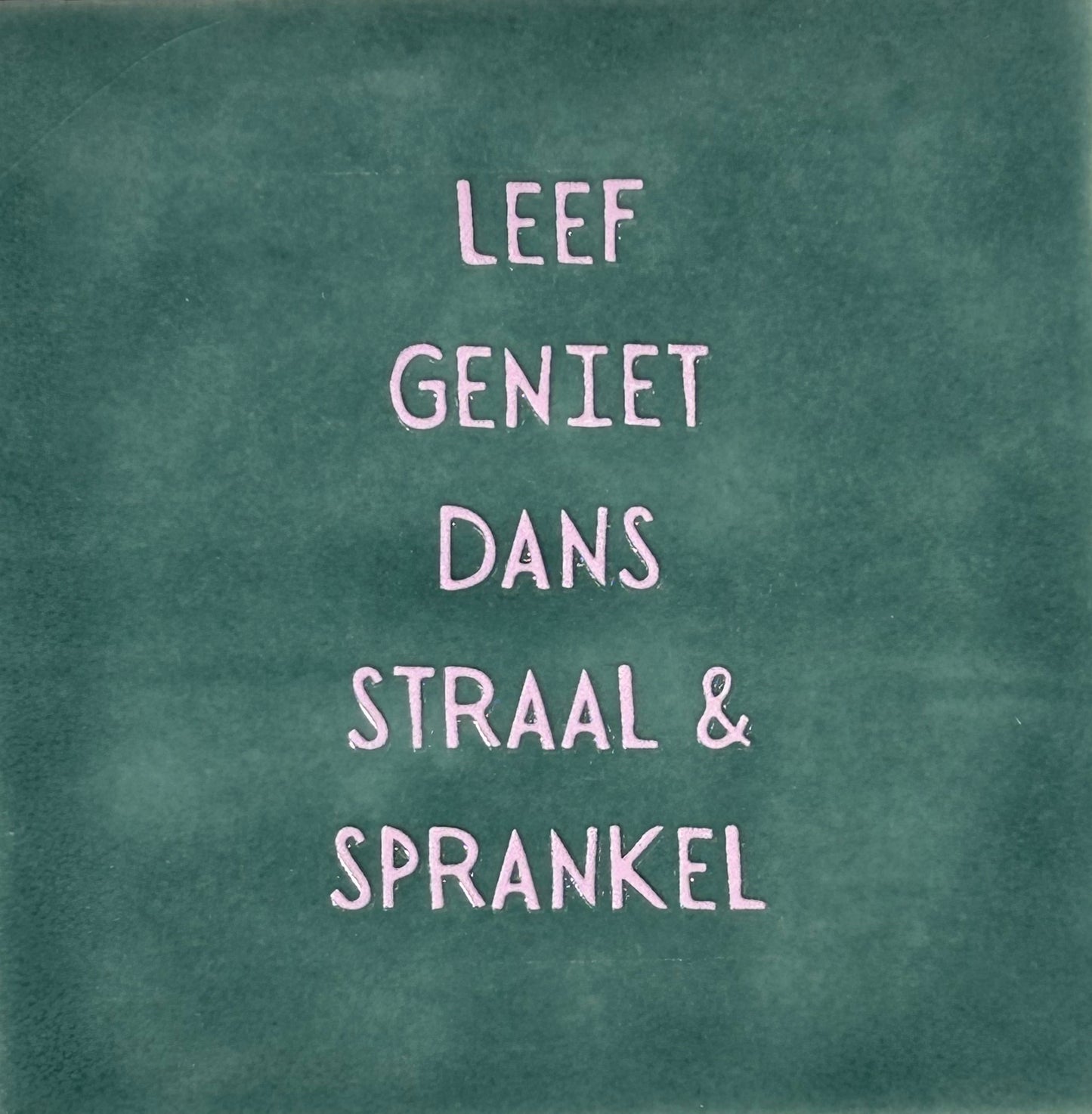 Quote tegeltje 'leef geniet dans straal en sprankel' zeegroen/babyroze