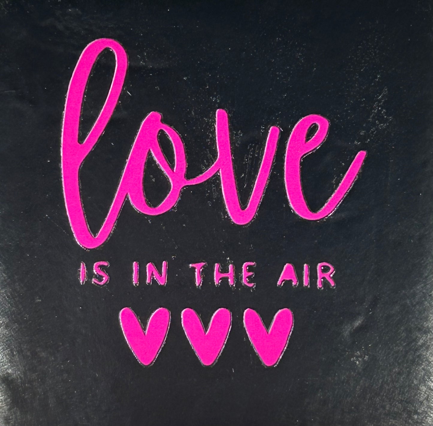 Quote tegeltje 'Love is in the air' zwart/roze