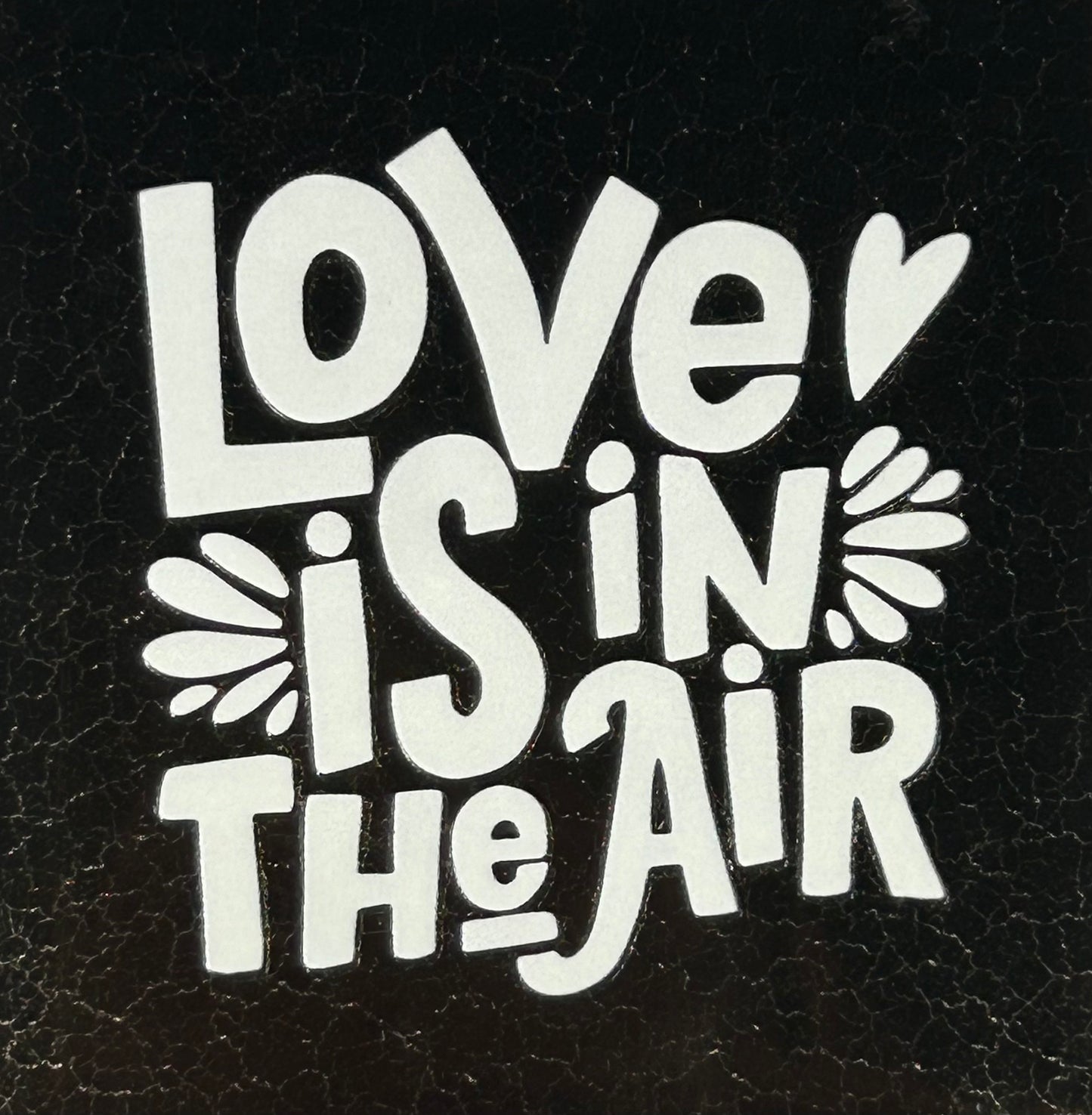 Quote tegeltje 'Love is in the air' goud/creme