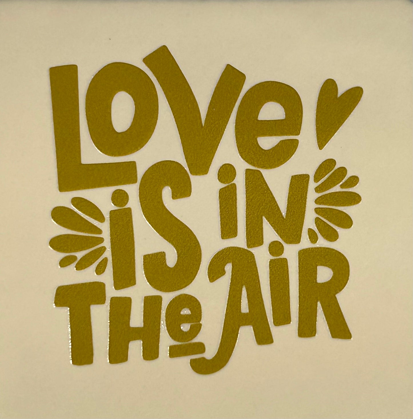 Quote tegeltje 'Love is in the air' creme/goud
