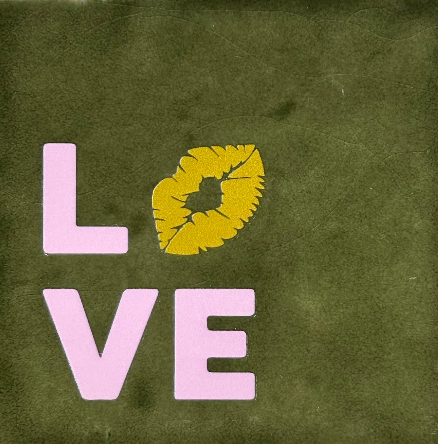 Quote tegeltje 'Love kusje' olijf/babyroze