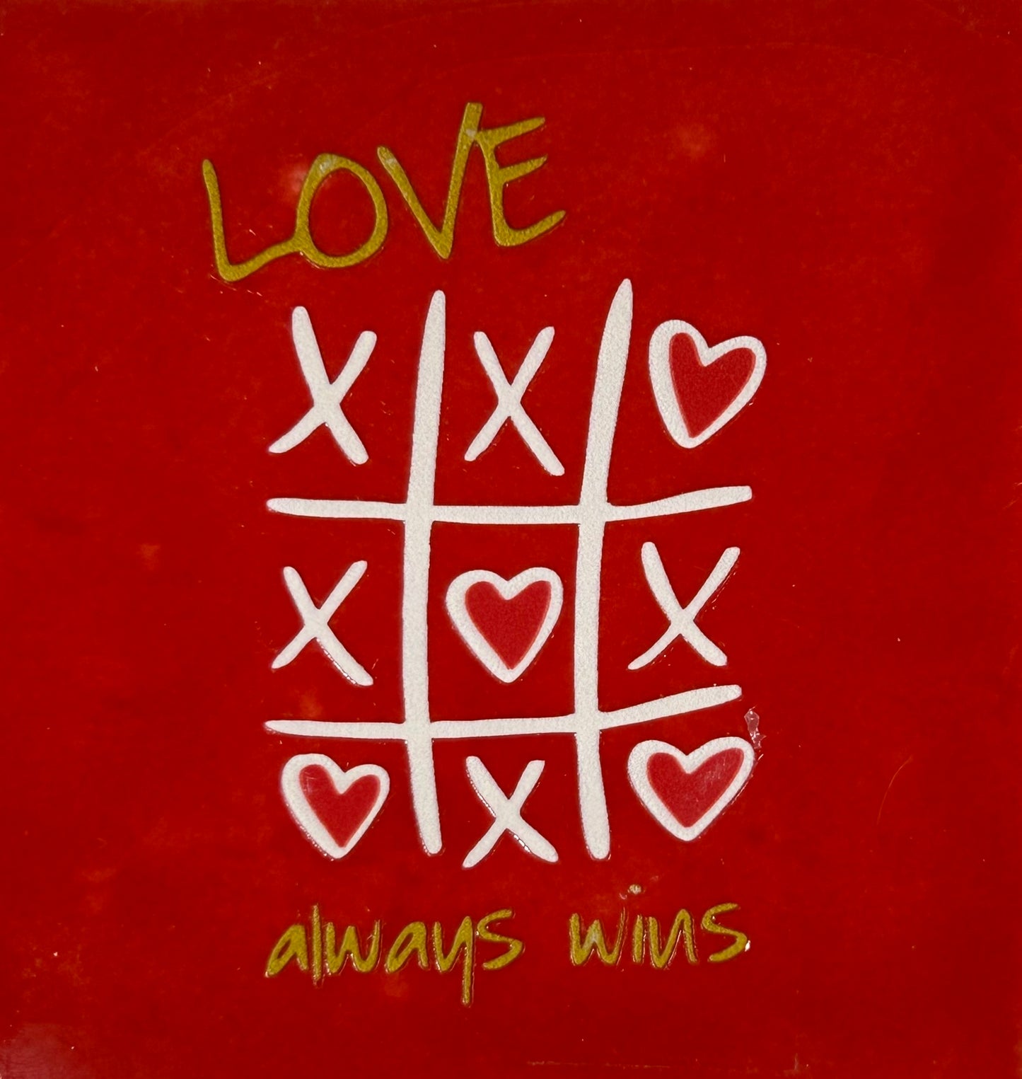 Quote tegeltje 'Love always wins' rood/creme