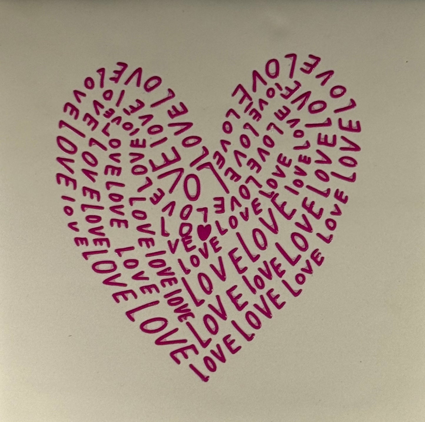 Quote tegeltje 'love love love' in hartvorm creme/knalroze