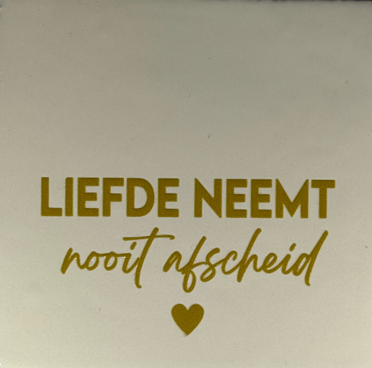Quote tegeltje 'liefde neemt nooit afscheid' creme/goud