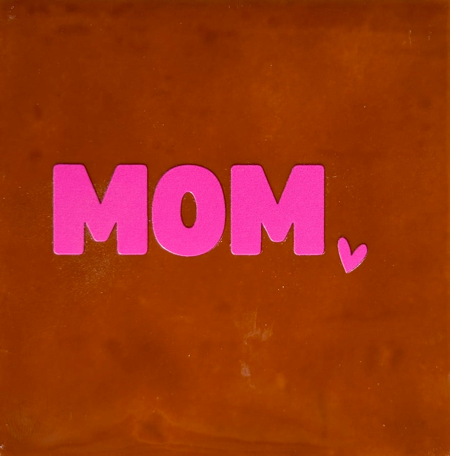 Quote tegeltje 'mom' (grof) terra/roze