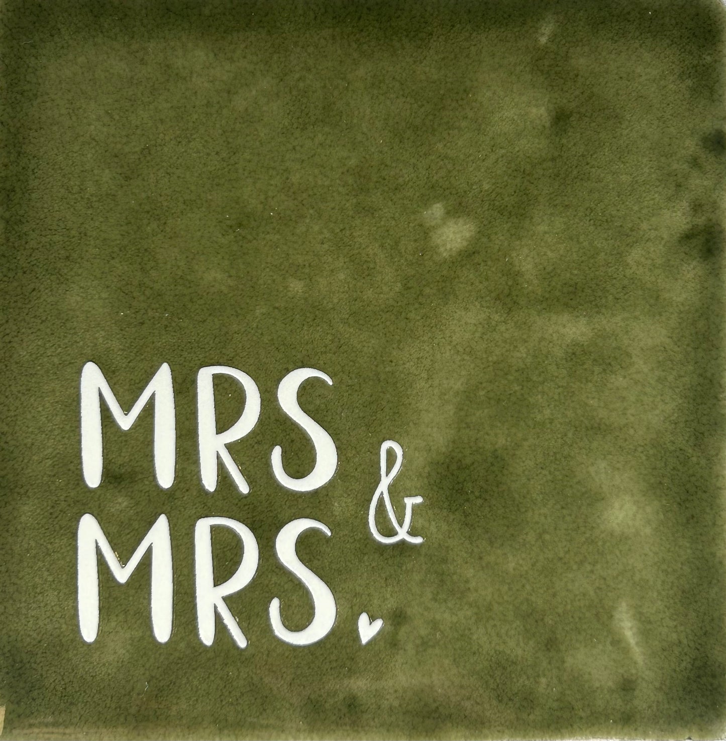 Quote tegeltje 'mrs & mrs' olijf/creme