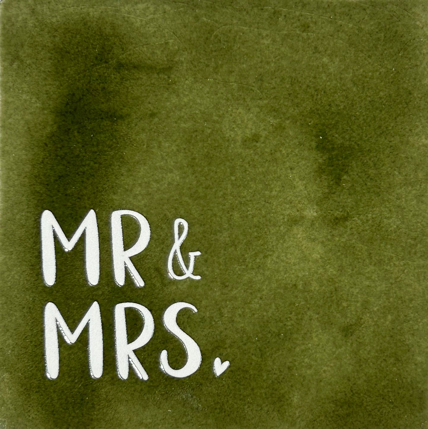 Quote tegeltje 'mr & mrs' olijf/creme