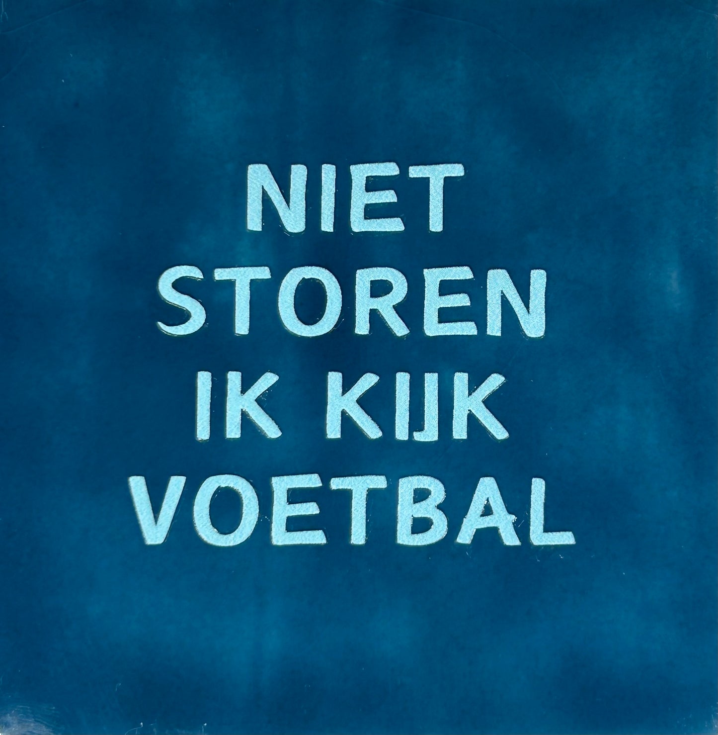 Quote tegeltje 'niet storen ik kijk voetbal' donkerblauw/warmblauw