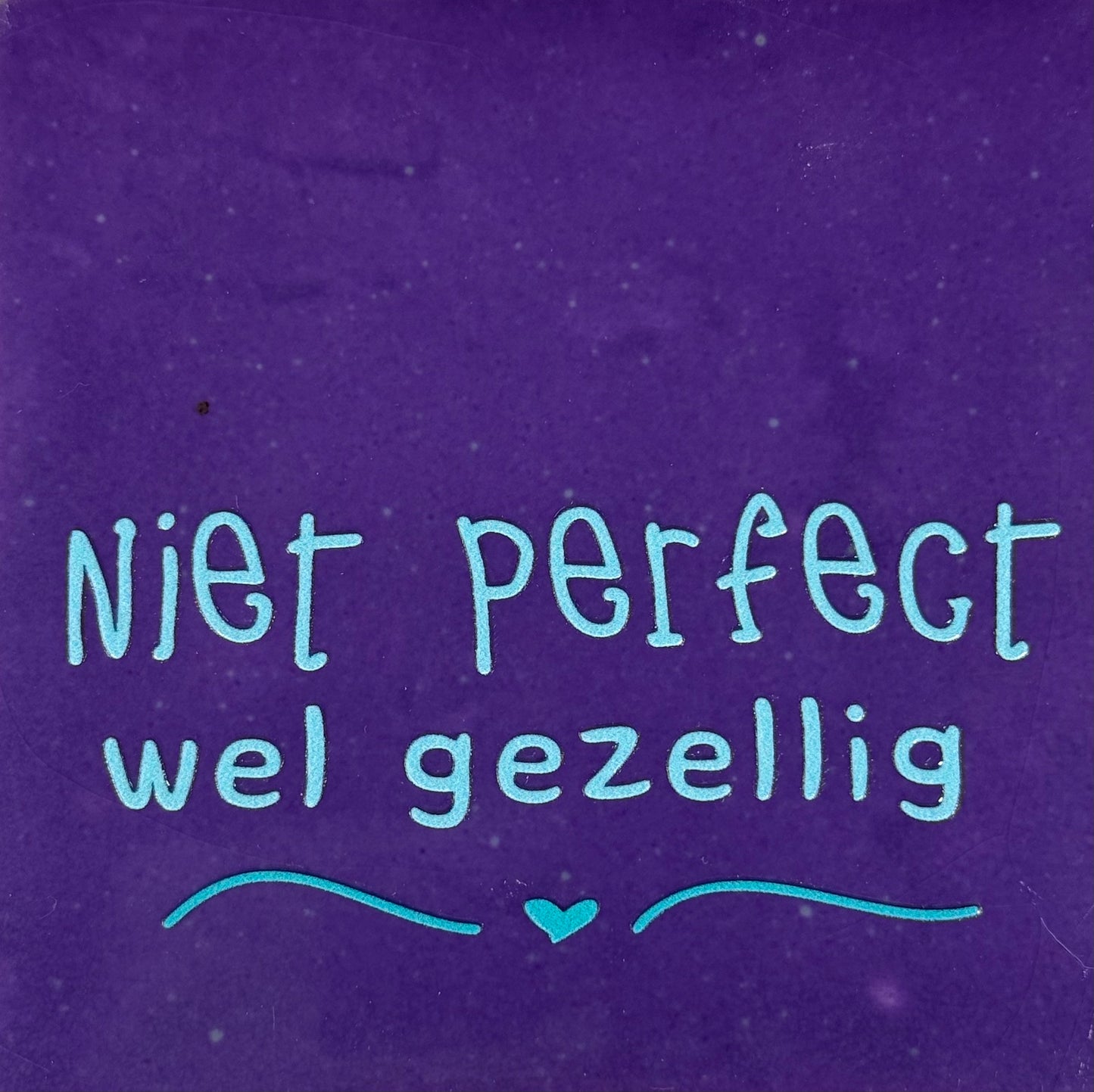 Quote tegeltje 'niet perfect wel gezellig' paars/warmblauw (turquoise)