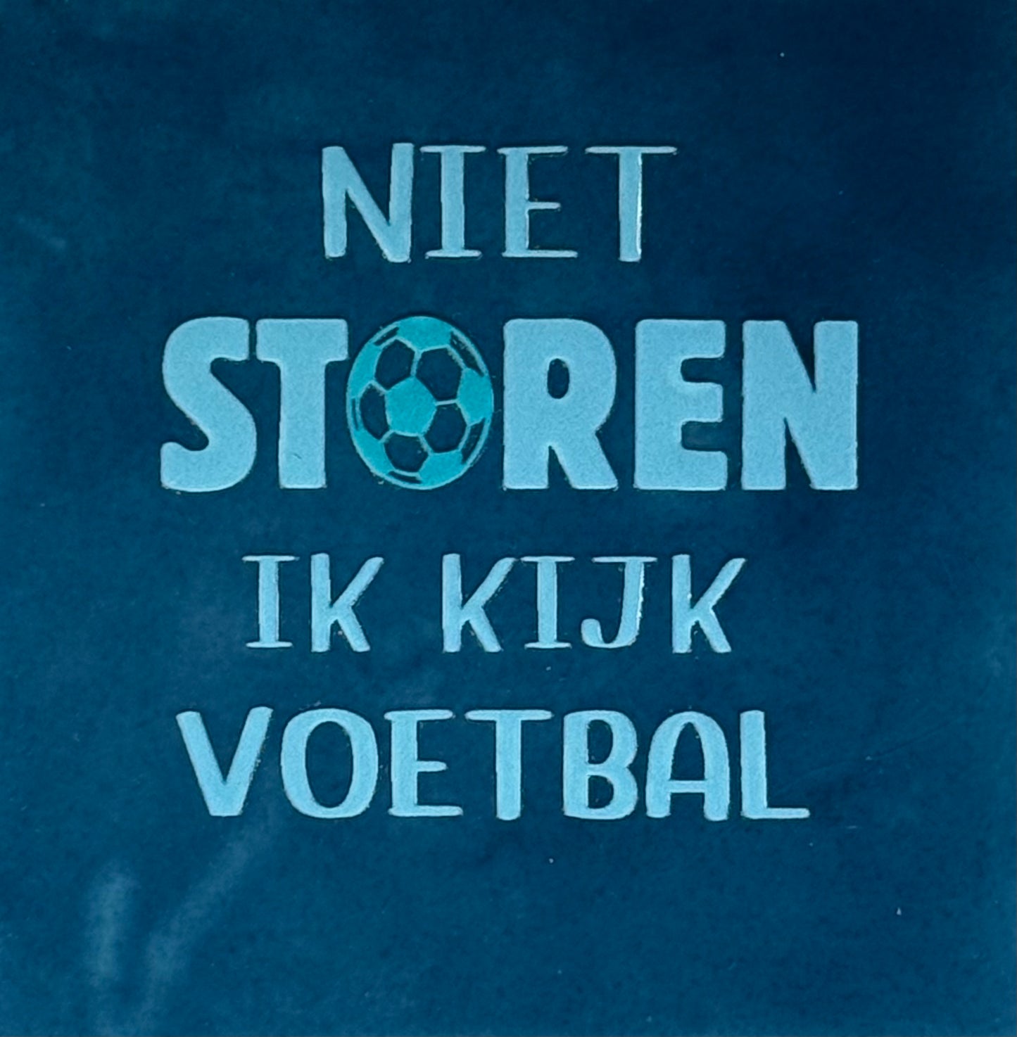 Quote tegeltje 'niet storen ik kijk voetbal' donkerblauw/warmblauw (turquoise)