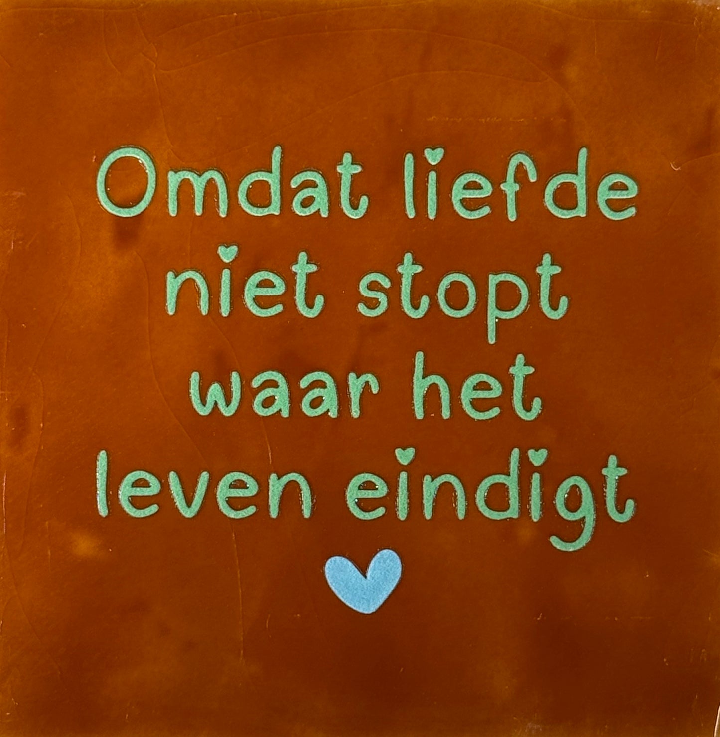 Quote tegeltje 'omdat liefde niet stopt waar het leven eindigt' terra/mint (warmblauw)