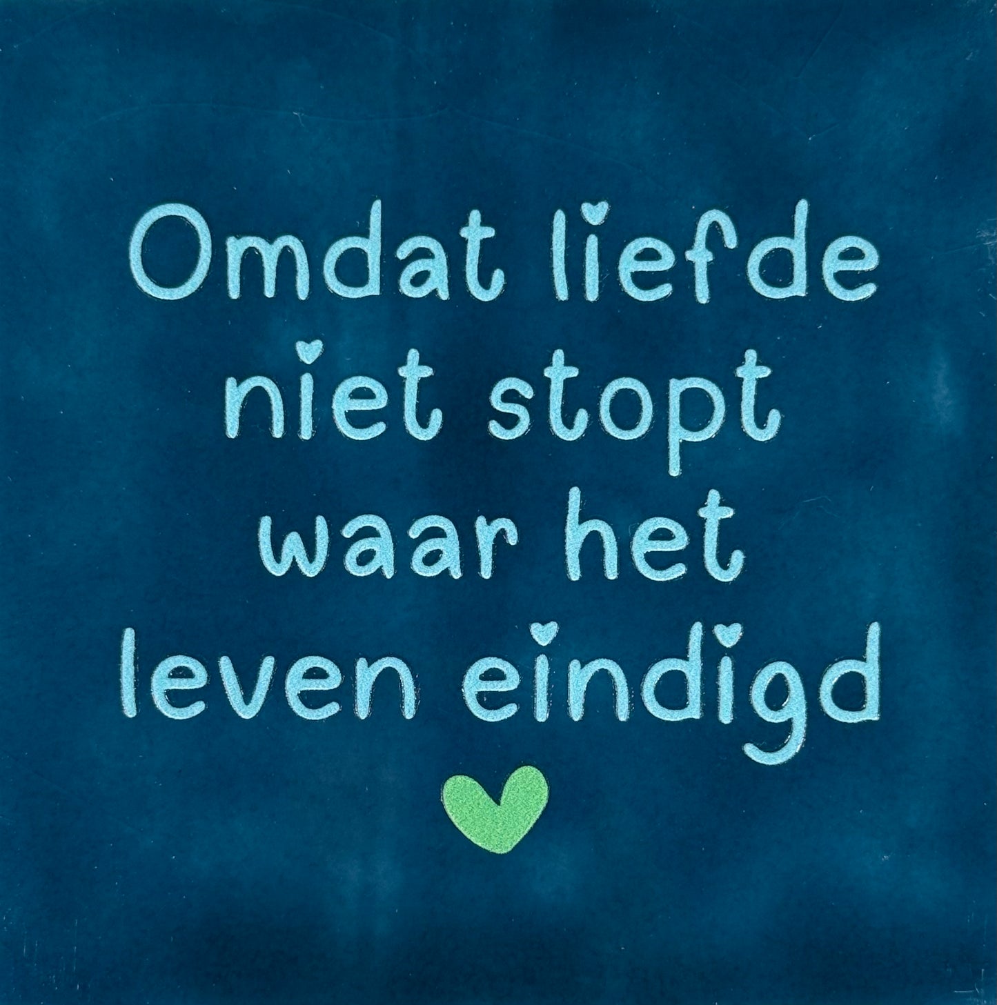 Quote tegeltje 'omdat liefde niet stopt waar het leven eindigd' donkerblauw/warmblauw (mint)