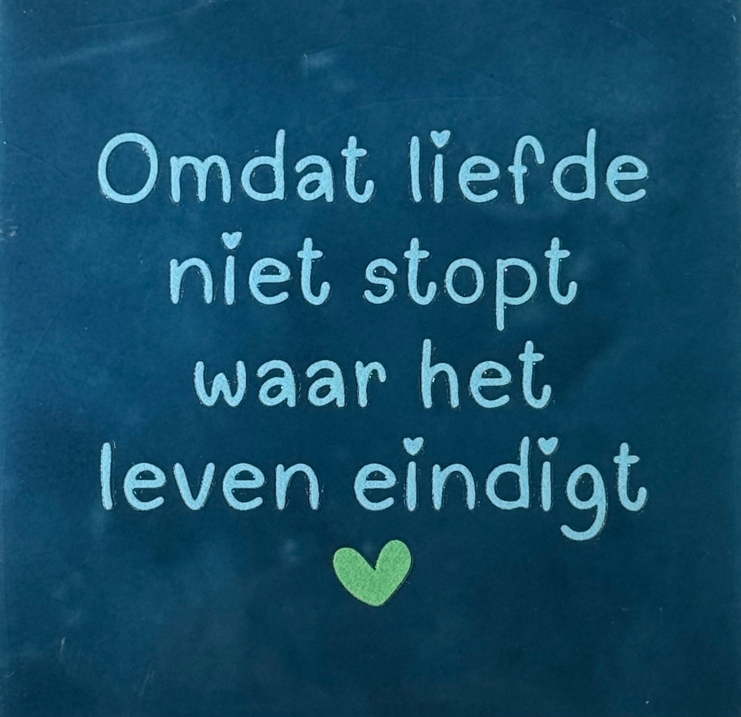Quote tegeltje 'omdat liefde niet stopt waar het leven eindigt' donkerblauw/warmblauw (mint)