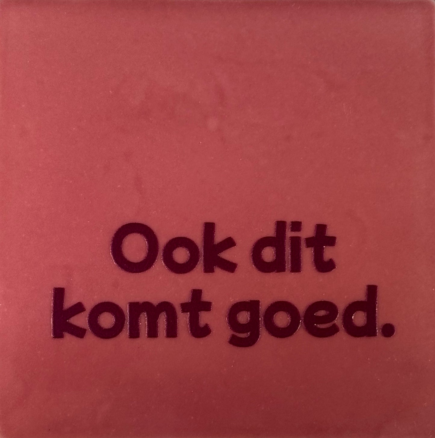 Quote tegeltje 'ook dit komt goed' roze/cherry