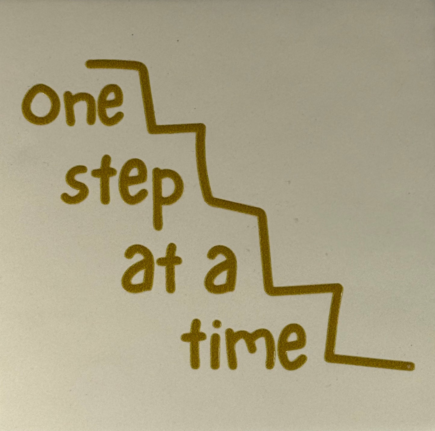 Quote tegeltje 'one step at a time' creme/goud