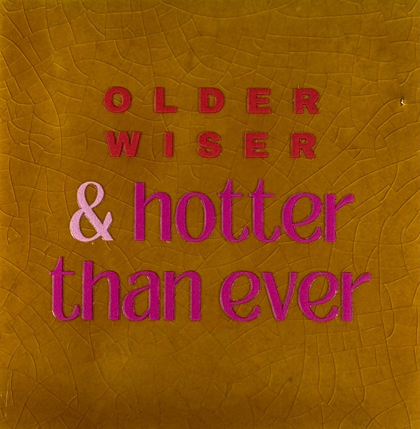 Quote tegeltje 'older wiser & hotter than ever' oker/knalroze(rood-warmroze)