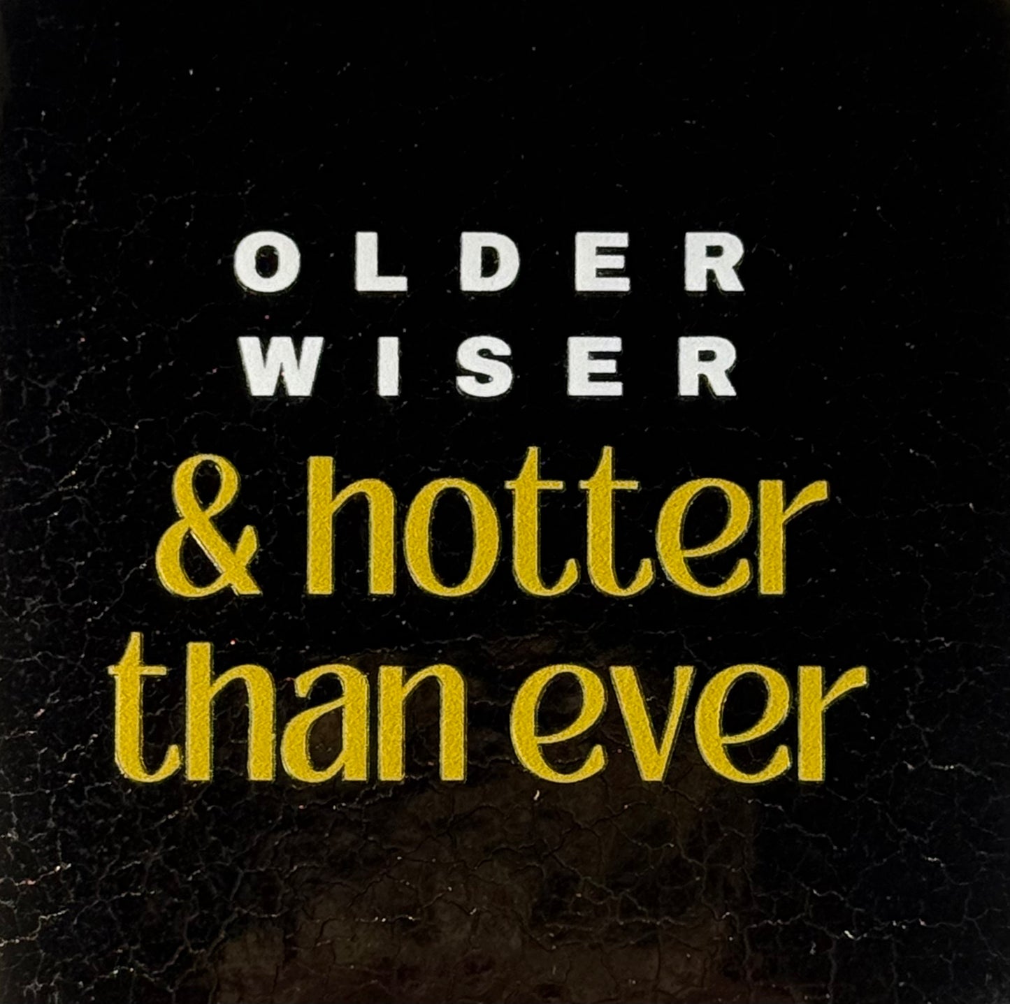 Quote tegeltje 'older wiser & hotter than ever' goud/goud(creme)