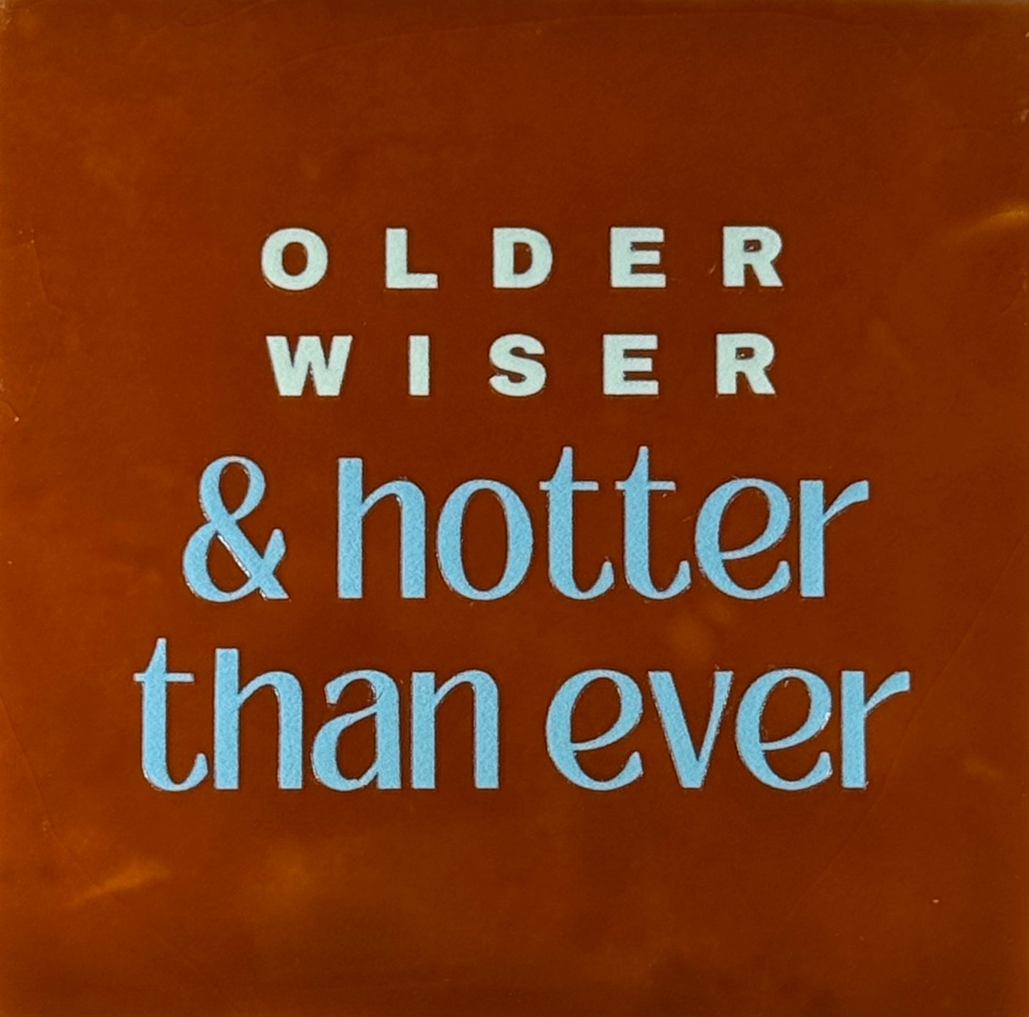 Quote tegeltje 'older wiser & hotter than ever' terra/warmblauw(lichtgroen)