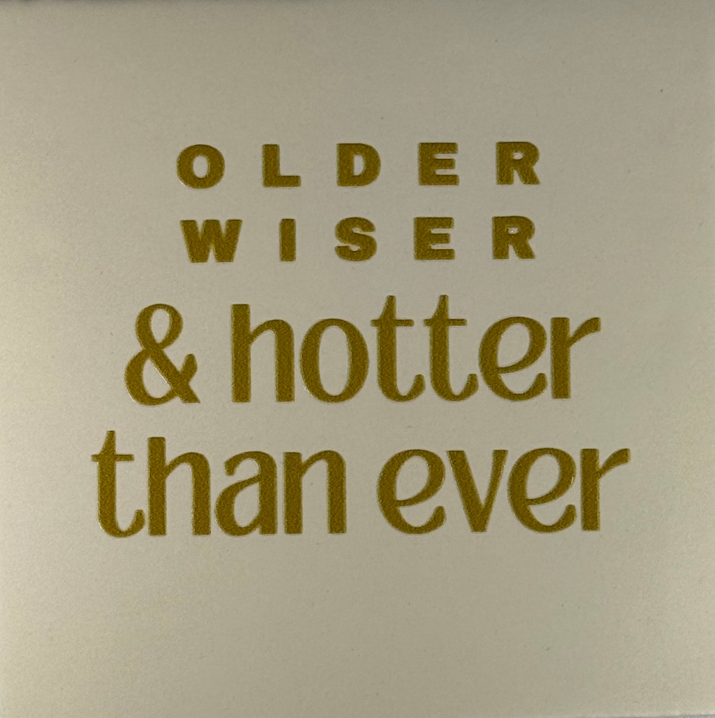 Quote tegeltje 'older wiser & hotter than ever' creme/goud