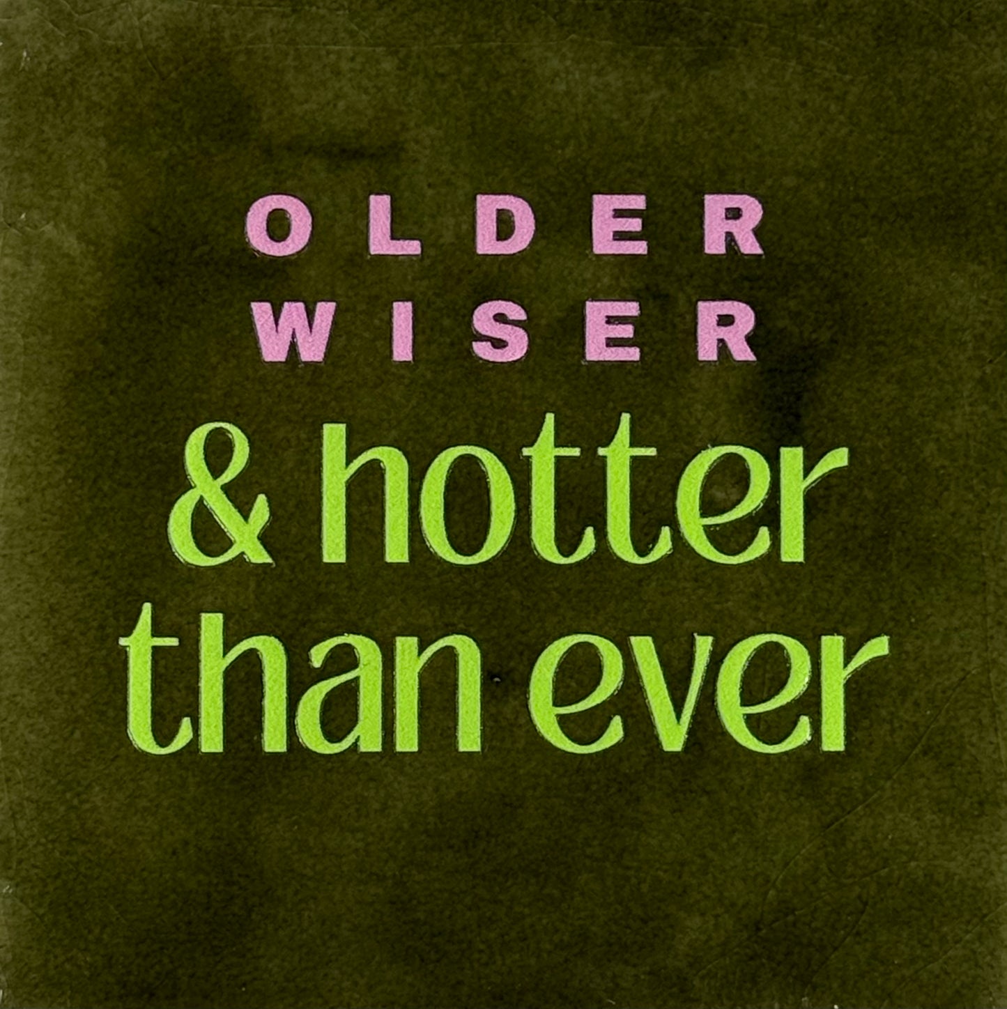 Quote tegeltje 'older wiser & hotter than ever' olijf/lime(warmroze)