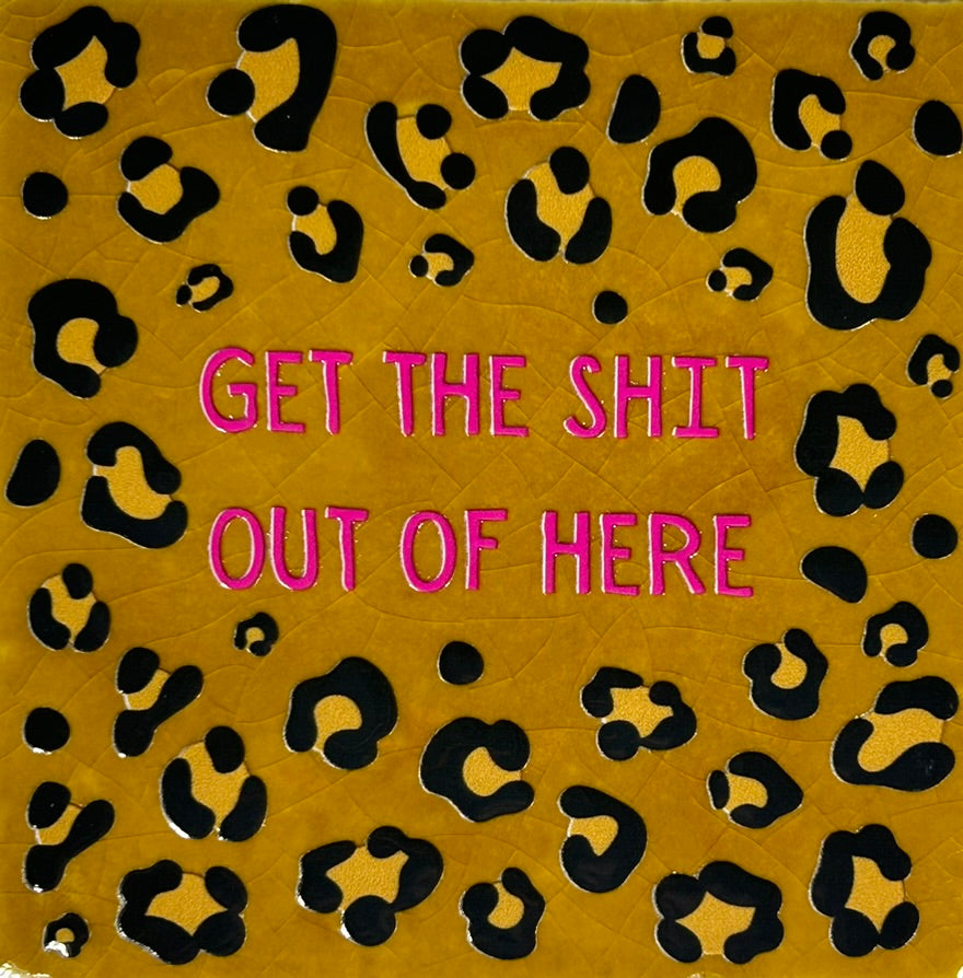 Quote tegeltje 'panter get the shit out of here' oker/roze