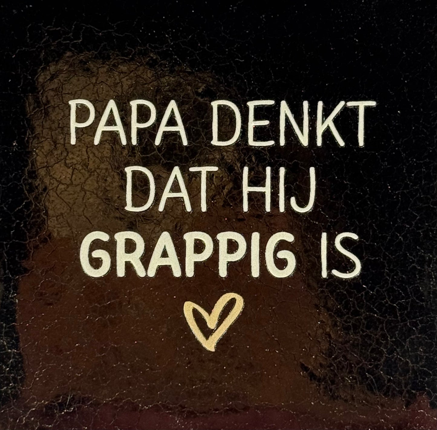 Quote tegeltje 'papa denkt dat hij grappig is' goud/beige(lichtbruin)