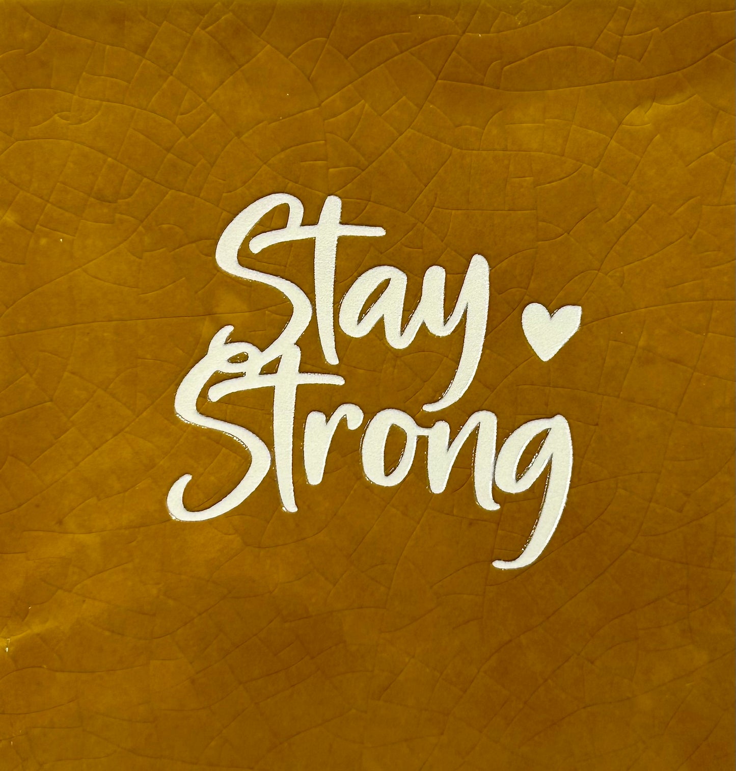 Quote tegeltje 'stay strong' oker/creme