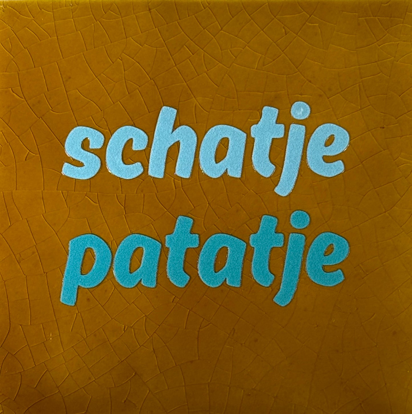 Quote tegeltje 'schatje patatje' oker/warmblauw(turquoise)