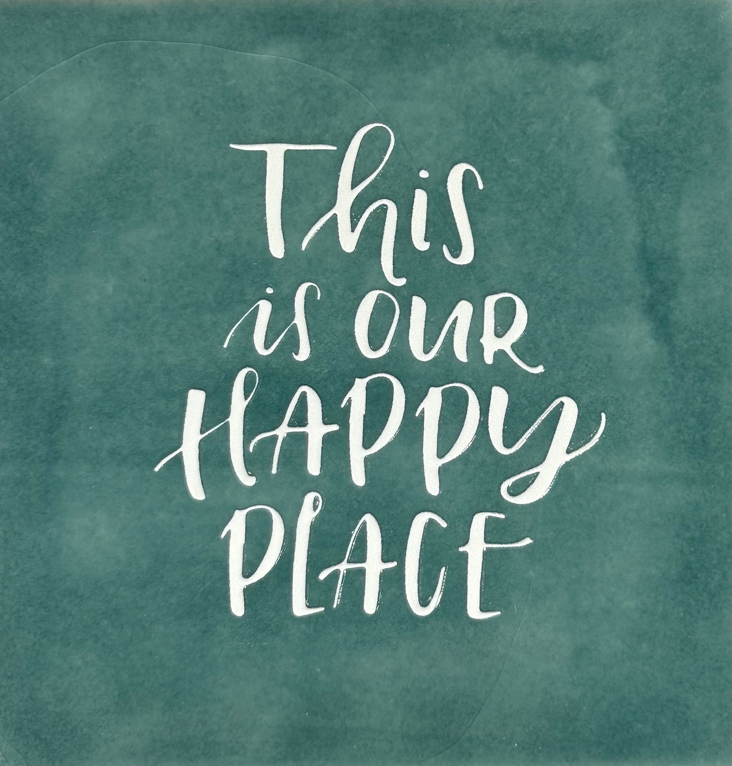 Quote tegeltje 'this is our happy place' zeegroen/creme