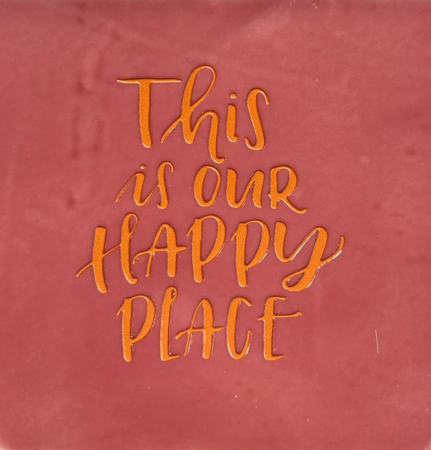 Quote tegeltje 'this is our happy place' roze/oranje