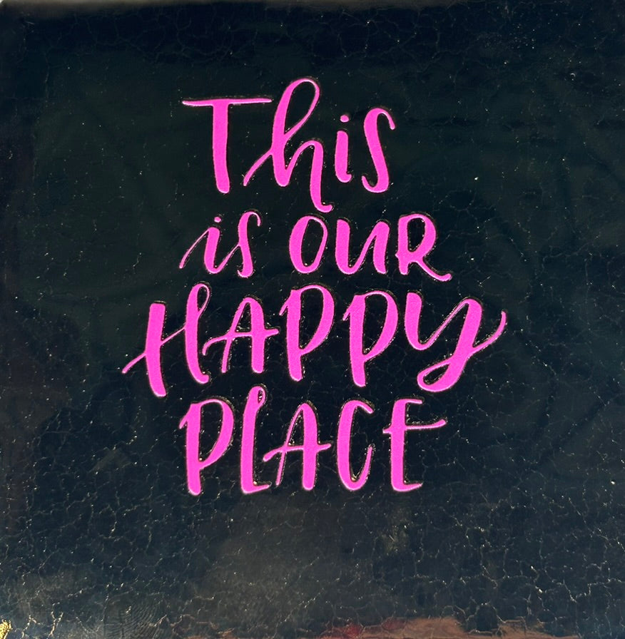 Quote tegeltje 'this is our happy place' goud/roze