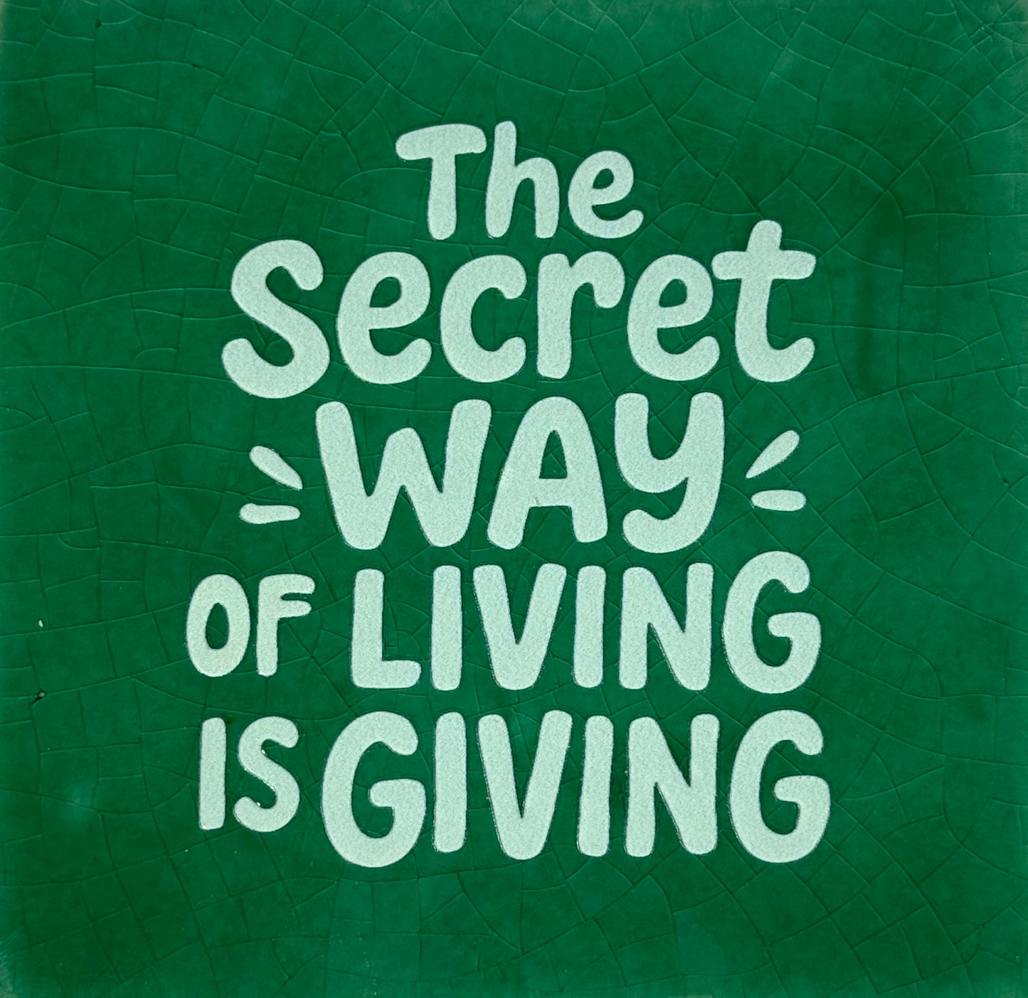 Quote tegeltje 'the secret way of living is giving' hardgroen/lichtgroen