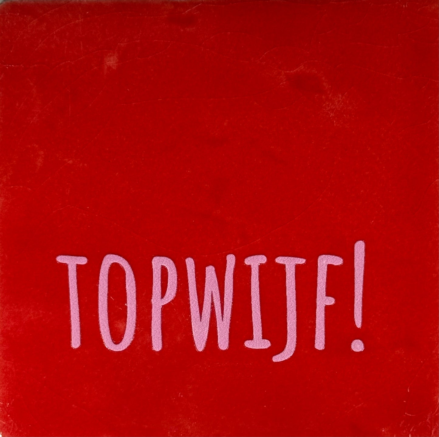 Quote tegeltje 'topwijf' rood/warmroze