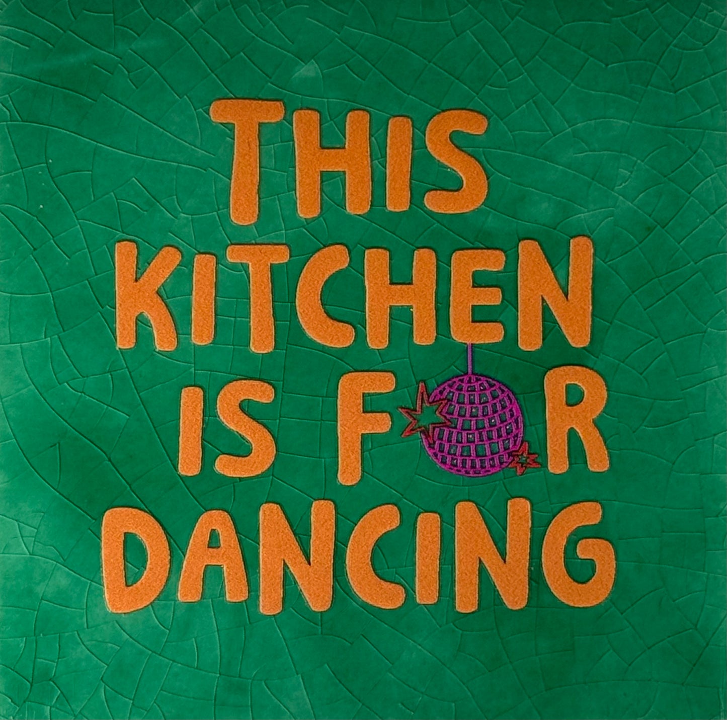 Quote tegeltje 'this kitchen is for dancing' hardgroen/oranje(knalroze)