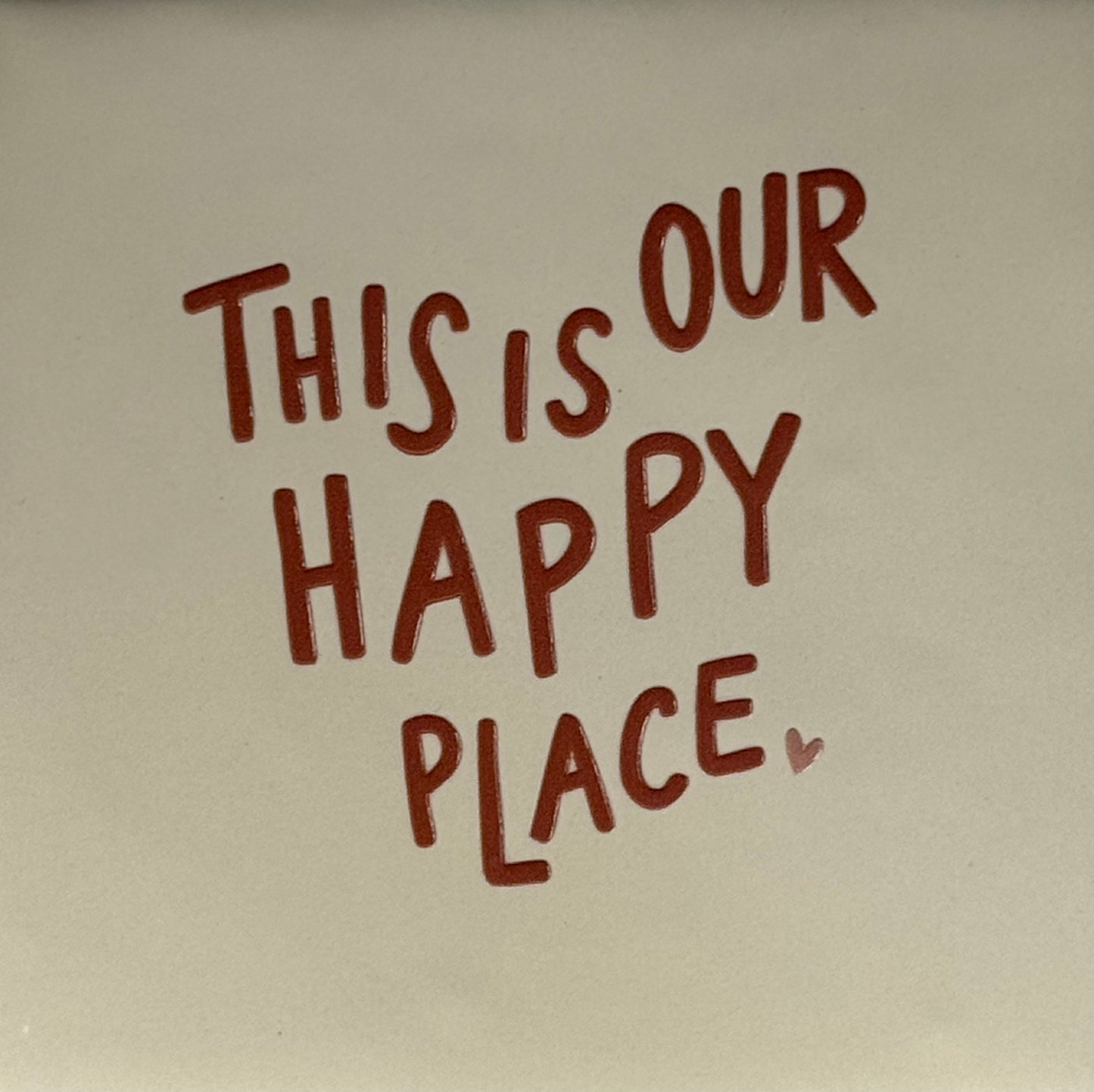 Quote tegeltje 'this is our happy place' creme/taupe (nude roze)