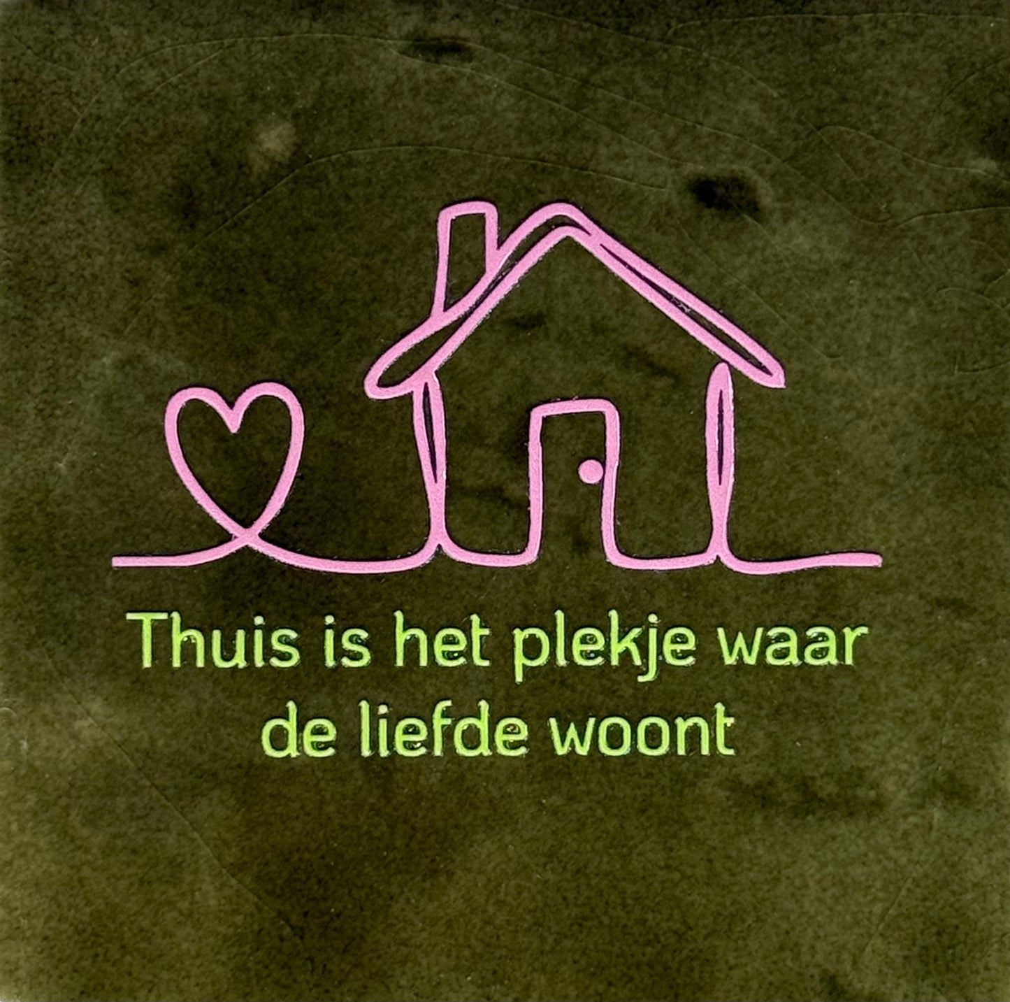 Quote tegeltje 'thuis is het plekje waar de liefde woont' olijf/warmroze(lime)