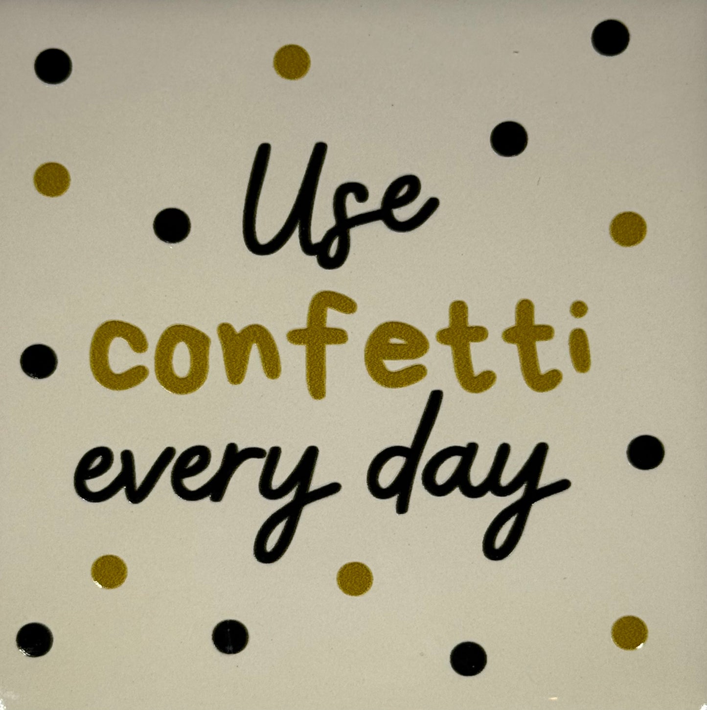 Quote tegeltje 'use confetti every day' creme/zwart (goud)