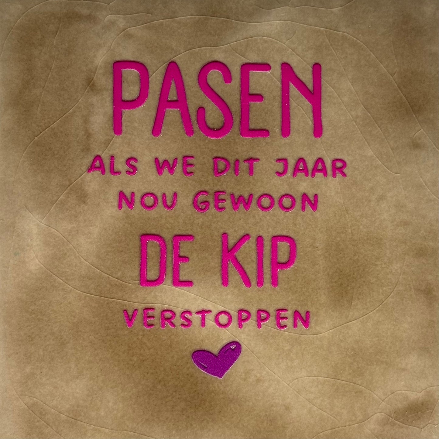 Quote tegeltje 'pasen...als we dit jaar nou gewoon de kip verstoppen' taupe/knalroze(paars)