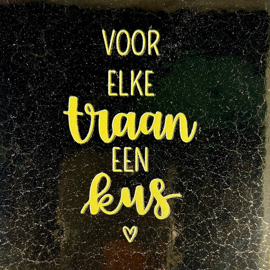 Quote tegeltje 'voor elke traan een kus' goud/creme
