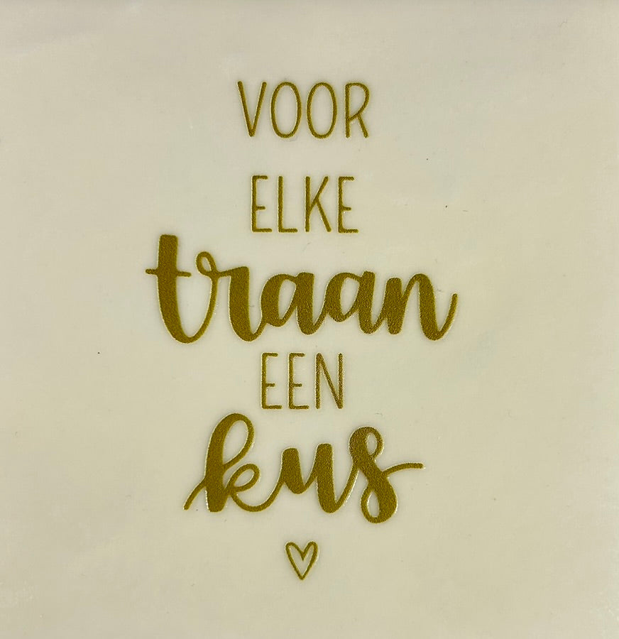 Quote tegeltje 'voor elke traan een kus' creme/goud