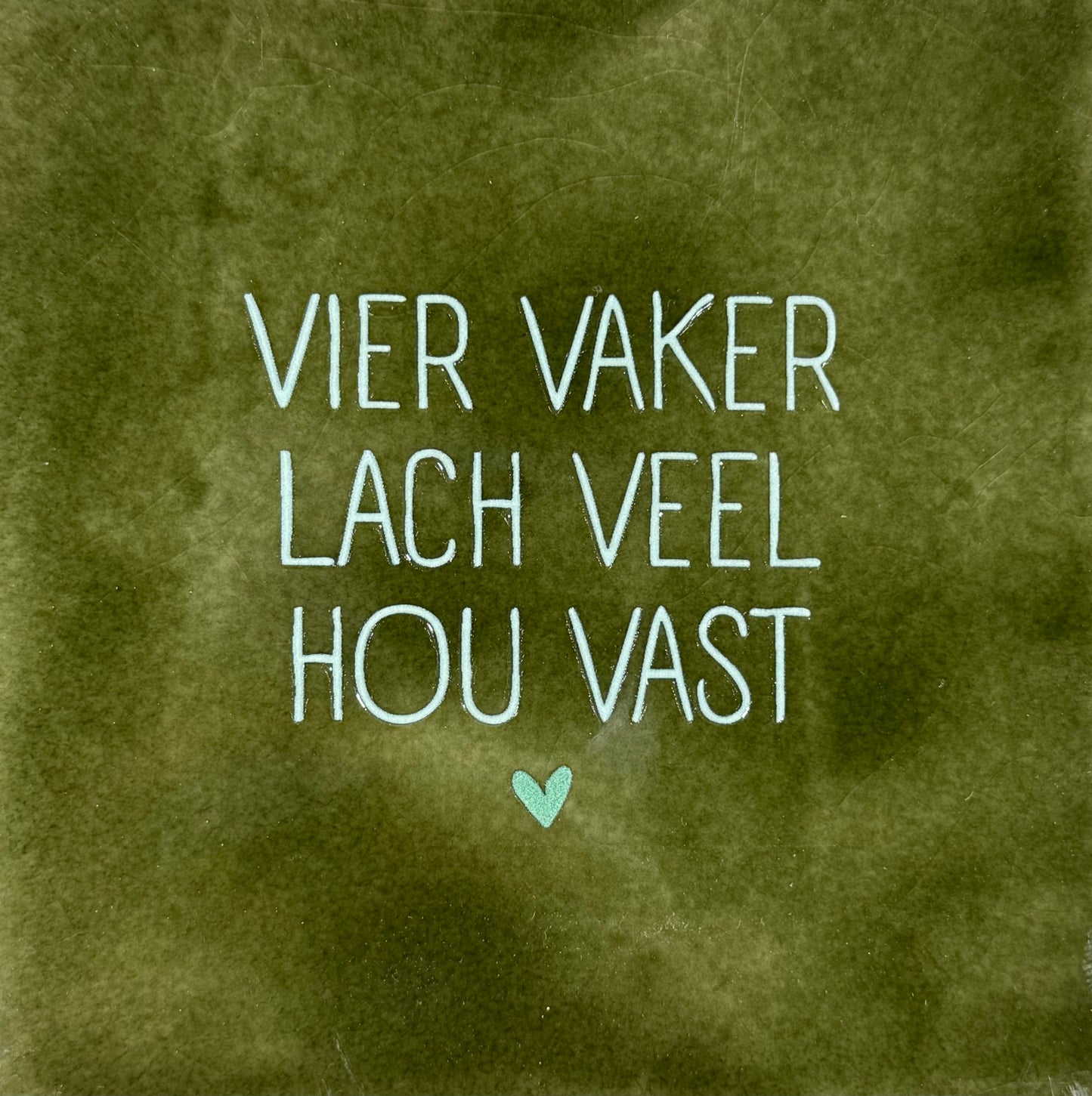 Quote tegeltje 'vier vaker lach veel hou vast' olijf/lichtgroen