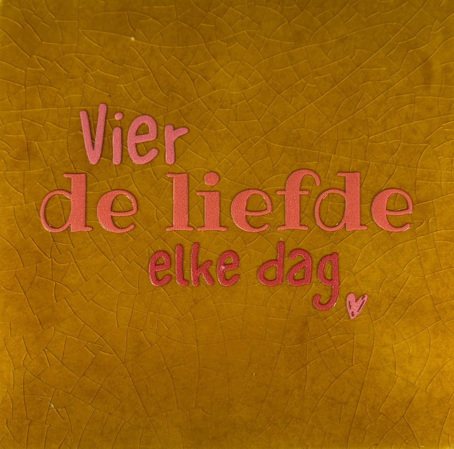 Quote tegeltje 'vier de liefde elke dag' oker/oranjetinten