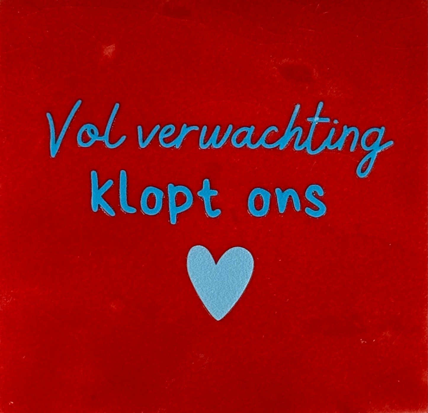 Quote tegeltje 'vol verwachting klopt ons hart' rood/turquoise(warmblauw)