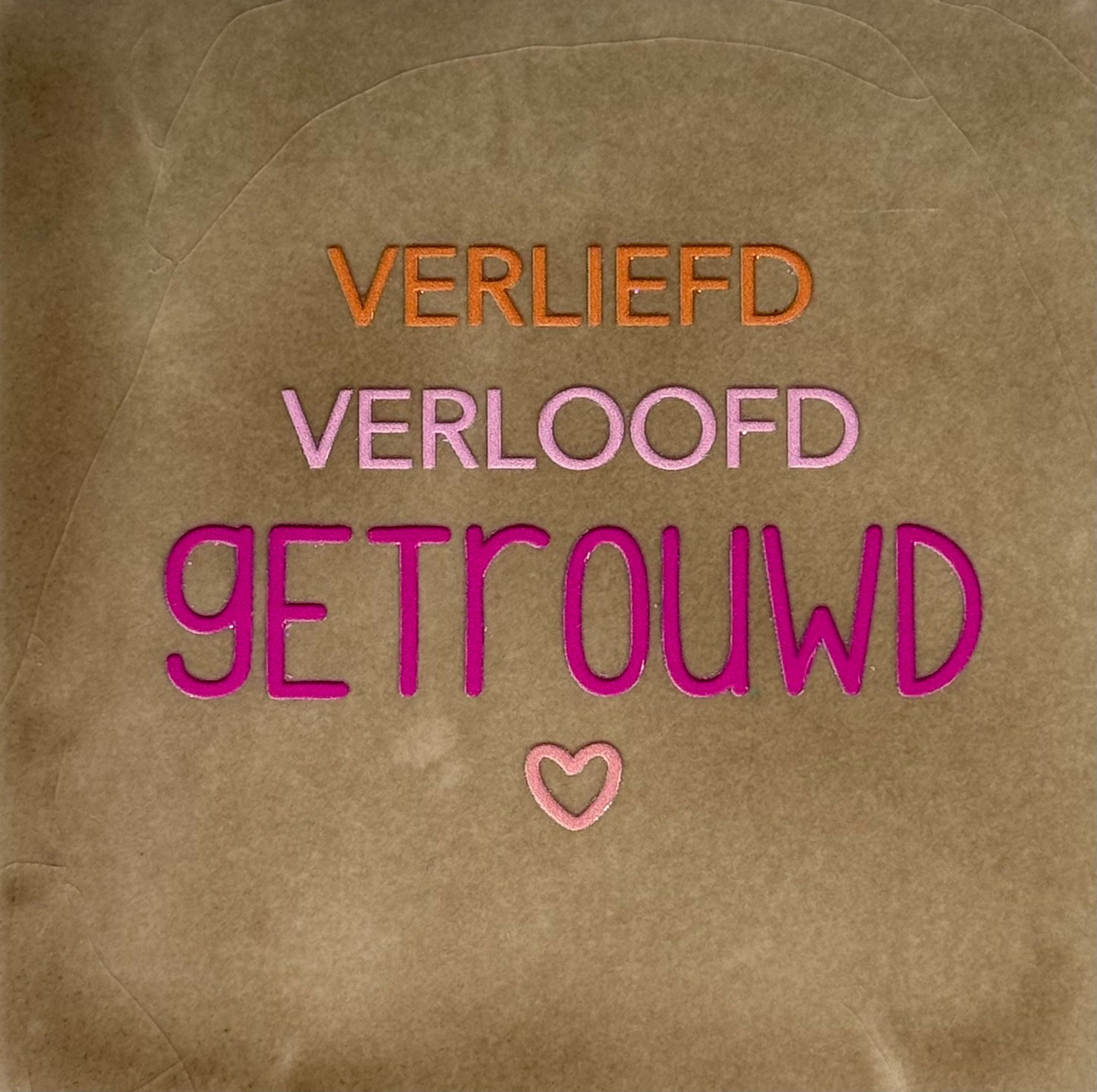 Quote tegeltje 'verliefd verloofd getrouwd' taupe/knalroze(oranje-warmroze)
