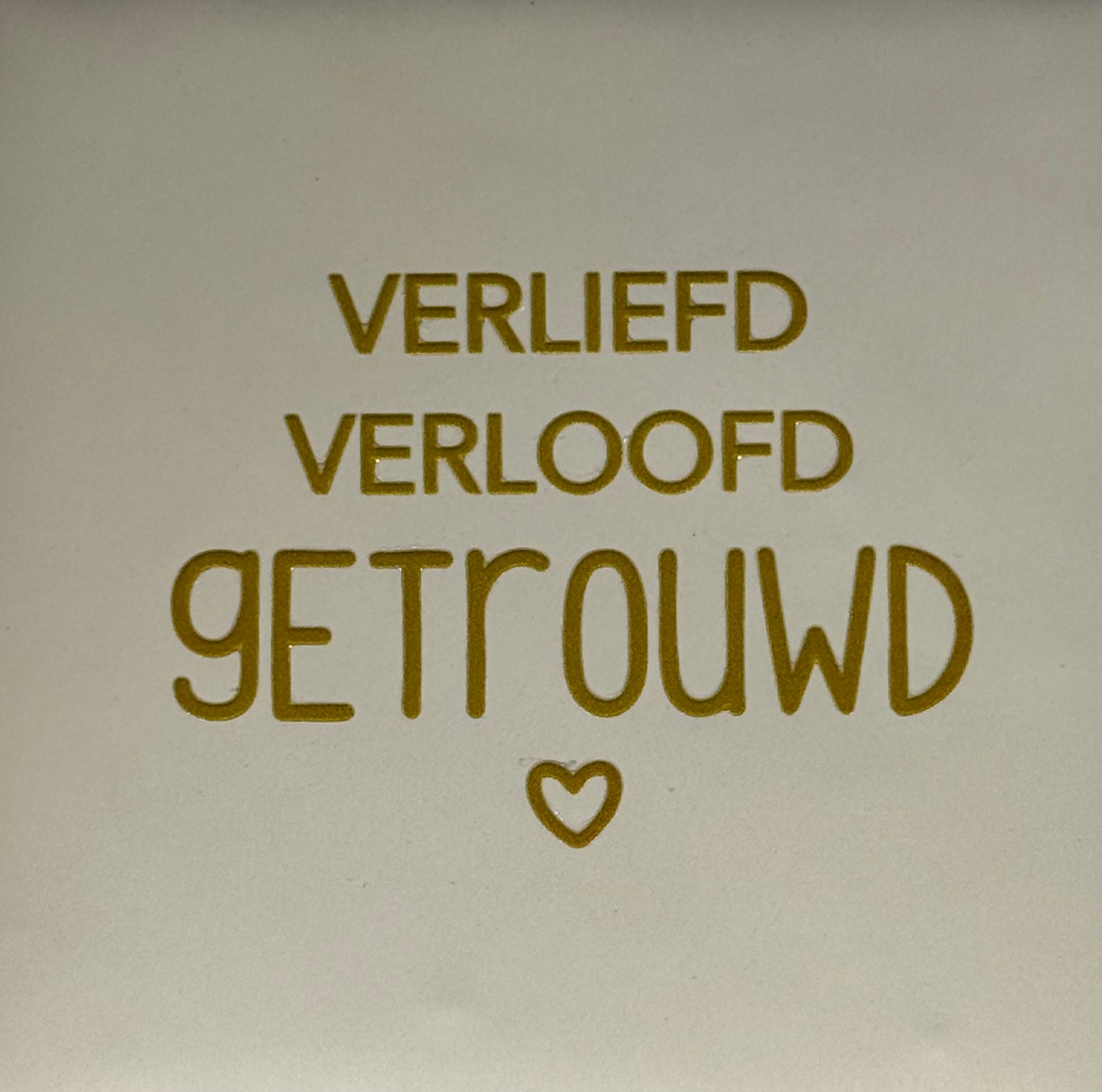 Quote tegeltje 'verliefd verloofd getrouwd' creme/goud