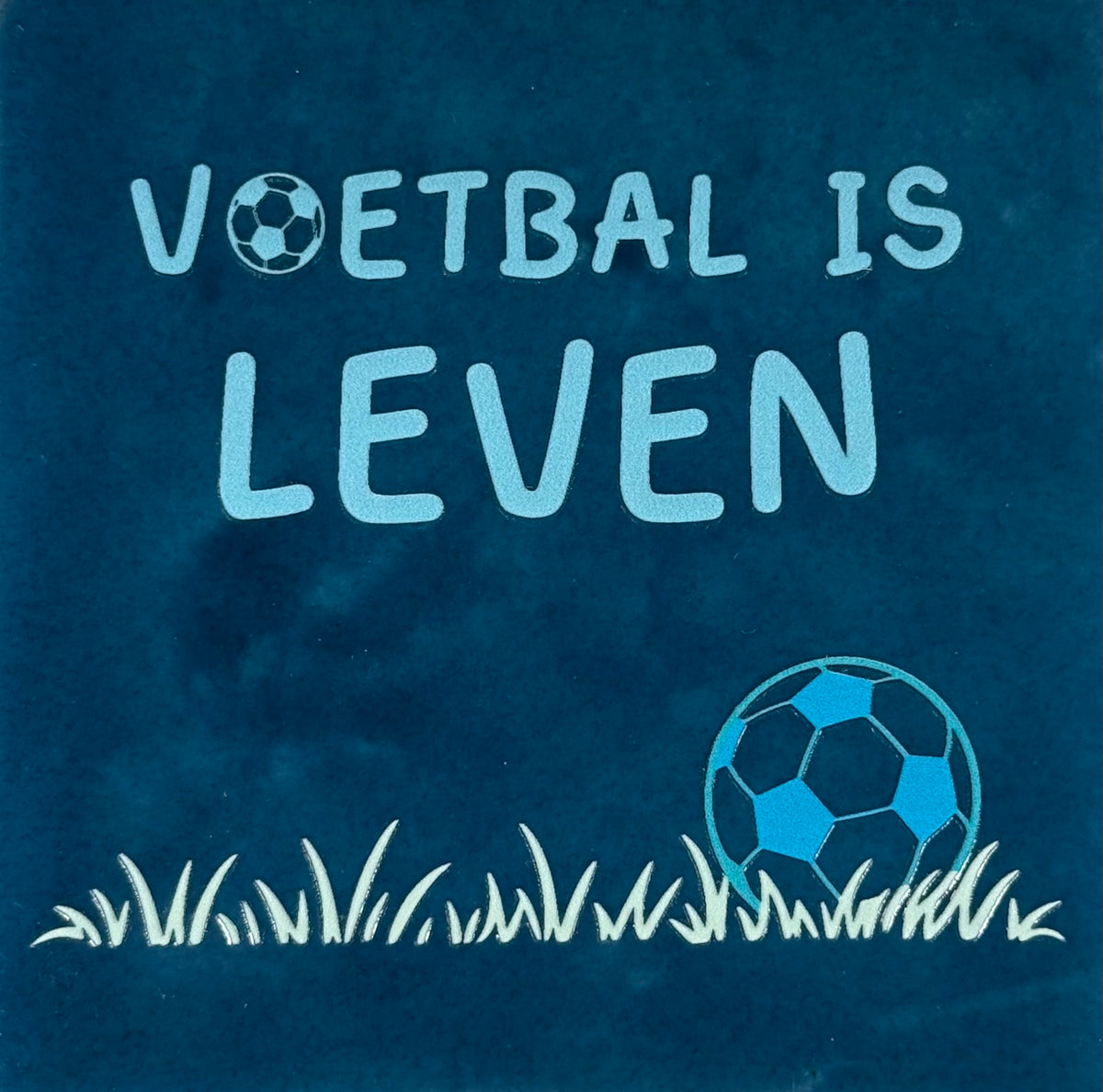 Quote tegeltje 'voetbal is leven' donkerblauw/lichtgroen(warmblauw-turquoise)