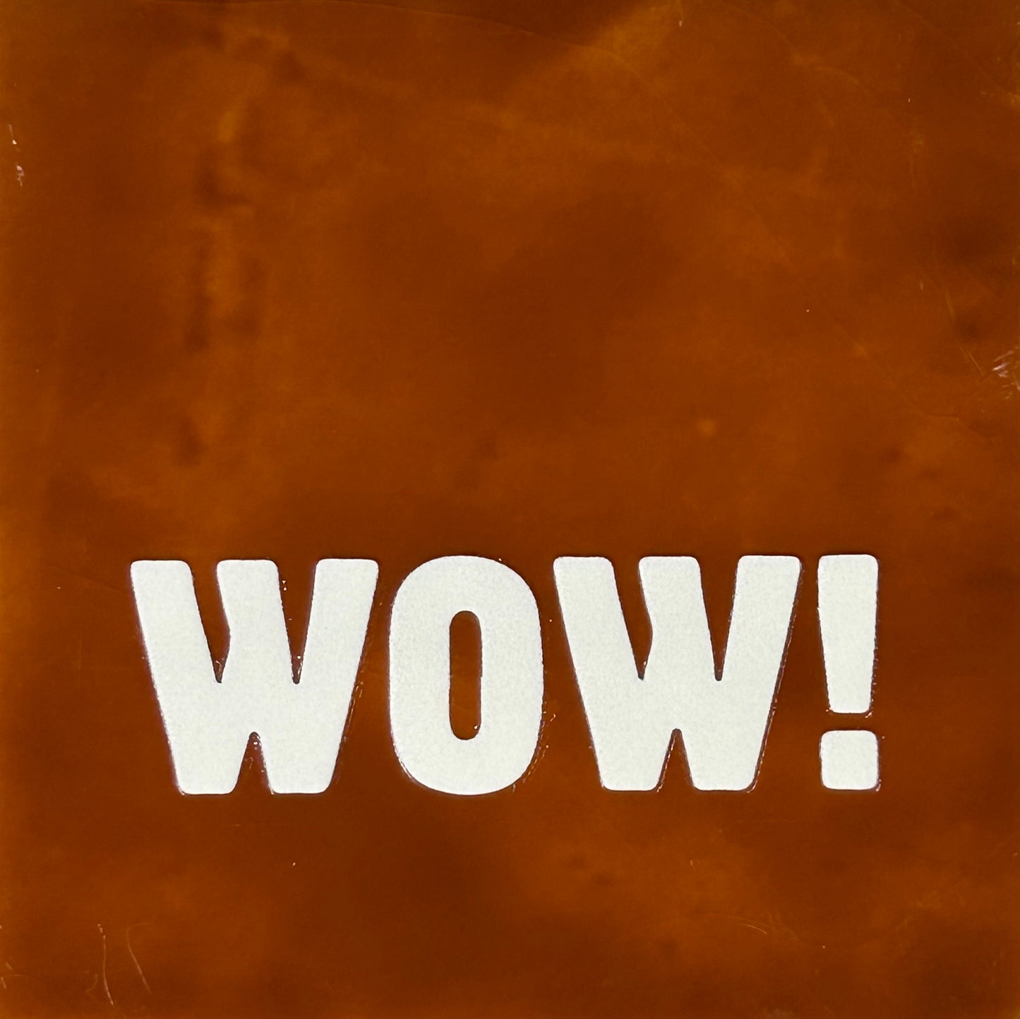 Quote tegeltje 'WOW' terra/creme