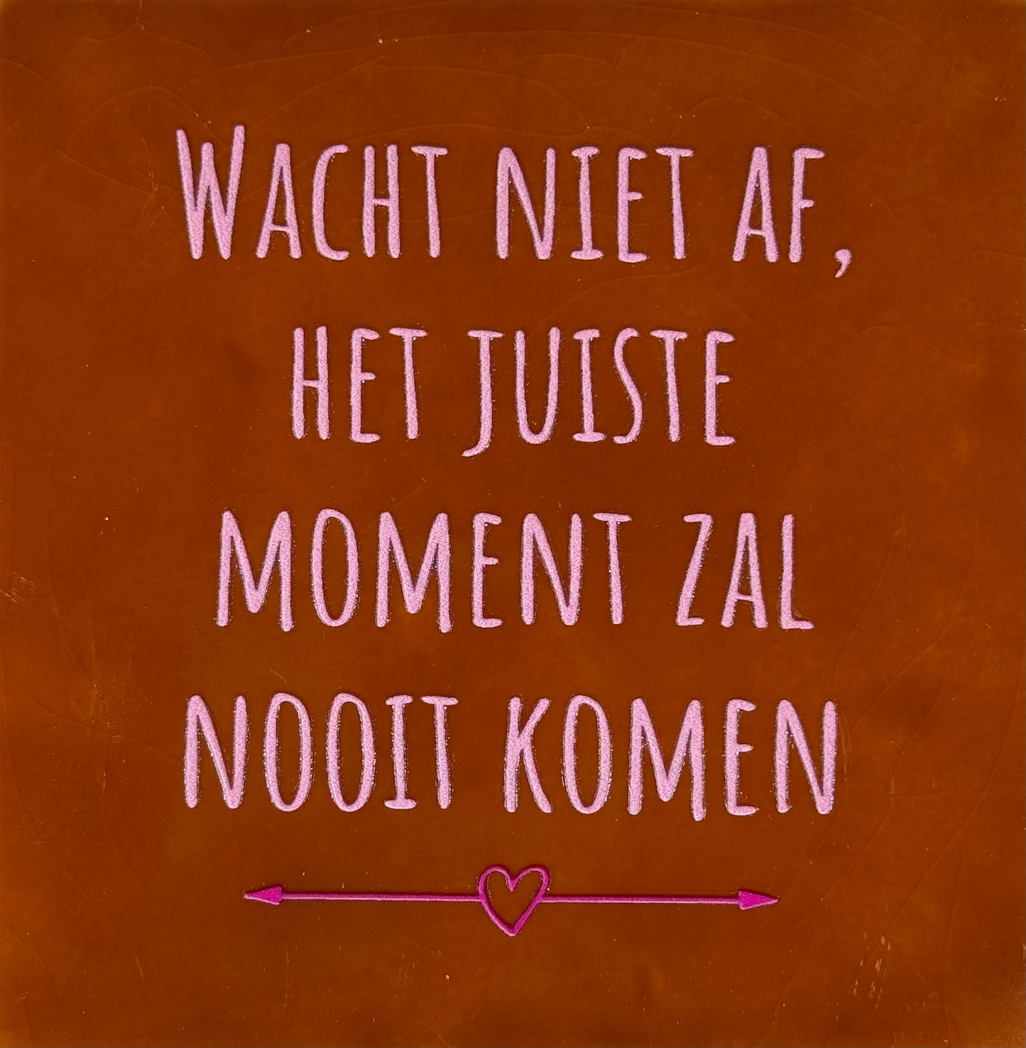 Quote tegeltje 'wacht niet af, het juiste moment zal nooit komen' terra/babyroze (knalroze)